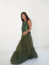 Pollera larga de lino color verde militar, estilo envolvente tipo libro con detalle de lazo en la cintura y volado en el ruedo.
