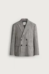 Blazer regular fit de Zara, confeccionada en tejido con mezcla de lana y algodón con diseño de cuadros grises. Cuenta con solapas de pico, doble botonadura cruzada, bolsillos con solapa en la cadera y bolsillo de vivo en el pecho.