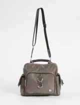 Bandolera de poliéster color verde oliva, con múltiples bolsillos frontales y laterales con cierre. Incluye manija superior, correa ajustable y desmontable, y detalles metálicos en color plata.