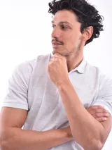 Remera polo gris claro jaspeado, de corte clásico y manga corta.