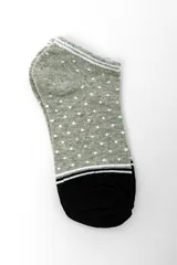 Pack de tres pares de medias cortas tipo ankle con diseños estampados en tonos negro, gris y blanco.