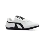 Championes deportivos blancos con detalles en negro, con suela blanca y cordones negros.