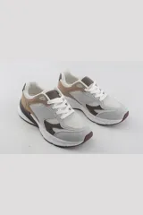 Championes deportivos de estilo urbano, color negro con detalles en gris y suela blanca. Presentan un diseño con cordones y paneles superpuestos.