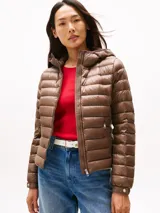 Campera acolchada ultraliviana de nailon reciclado, color marrón brillante, con capucha y cierre frontal. Presenta un diseño acolchado horizontal y bolsillos laterales con cierre.