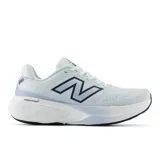 Championes de running New Balance modelo 880 v15, color celeste claro con logo lateral en azul marino. Presentan tecnología Fresh Foam X en la entresuela para mayor amortiguación y confort.