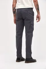 Pantalón cargo de gabardina en color gris, con corte standard slim. Presenta bolsillos laterales y bolsillos cargo con solapa y botones en los muslos.