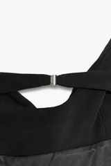 Vestido largo verde esmeralda de tirantes finos ajustables y escote fluido drapeado. Tiene forro interior y cierre trasero con gancho metálico.