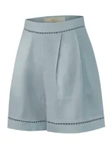 Short celeste de lino orgánico y viscosa, de tiro medio con pinzas delanteras y detalles de bandas con perforaciones geométricas en la cintura y los dobladillos.
