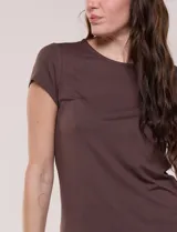Remera de modal marca Cupio, color verde, de diseño clásico con cuello redondo a la base y mangas cortas.