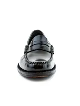 Zapato tipo mocasín de cuero negro con acabado brillante, diseño clásico con detalle de antifaz en el empeine y suela con tecnología de amortiguación.