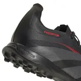 Championes de fútbol Adidas Predator League Turf, diseñados para superficies sintéticas. Presentan una capellada sintética texturizada en color negro con detalles en rojo, optimizada para mejorar el control y la precisión en el contacto con el balón. Incluyen suela especializada para tracción en césped sintético y sistema de cierre con cordones.