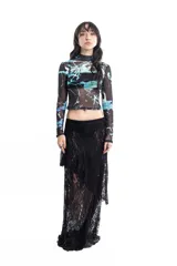 Top de mesh transparente con cuello alto y mangas largas, estampado con diseño abstracto en tonos celeste, azul y negro.