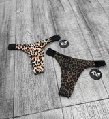 Colaless de malla con estampa animal print de leopardo, con laterales anchos de color negro.