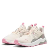 Championes Puma Anzarun 2.0 de diseño deportivo, confeccionados en malla textil color rosado con detalles en gris y blanco. Presentan suela de goma con amortiguación y logo de la marca en el lateral.