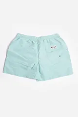 Short de baño liso color azul marino, con cintura elástica y cordón de ajuste trenzado blanco y azul. Posee bolsillos laterales y suspensor interno.