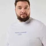 Camiseta blanca de manga corta, con cuello redondo y estampado pequeño en el pecho con el texto "Costa Limone Naturale Selezionato" en azul.
