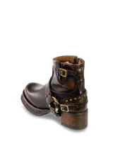 Botas cortas de cuero negro con hebillas y tachas plateadas.