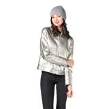 Campera de cuero sintético metalizado en color plateado, con cuello clásico, cierre frontal completo y bolsillos laterales.