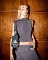 Musculosa gris de lycra, corte crop top y cuello alto.