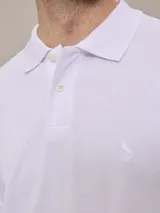 Chomba azul marino de piqué de algodón con cuello clásico y tapeta de dos botones. Logo bordado en el pecho. Corte clásico.