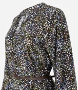Vestido midi de corte fluido con estampado floral, escote en V con cordones ajustables, mangas largas abullonadas y falda con volados en el ruedo.