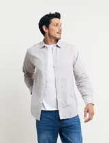 Camisa sport de manga larga con cuello buttondown, confeccionada en una mezcla de algodón y lino. Presenta un diseño clásico en color celeste con cierre frontal de botones.