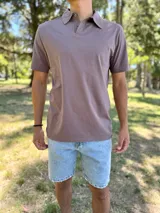 Remera polo de manga corta color marrón vizón, con cuello camisero y cierre frontal de dos botones.