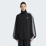 Campera deportiva Adidas modelo Firebird Adilenium, de color negro con las clásicas tres tiras blancas en las mangas, cuello alto y cierre frontal.