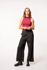 Pantalón sastrero color borgoña, de gabardina con elástico en la parte trasera.