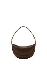 Bolso tipo hobo de tamaño pequeño, color marrón, con diseño ovalado tipo medialuna, asa corta y herrajes metálicos dorados. Cuenta con cierre de cremallera superior y textura granulada.