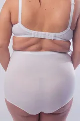 Bombacha maternal de tiro alto confeccionada en lycra reforzada, diseñada con elástico regulable en la cintura y panel frontal para soporte de la zona abdominal.