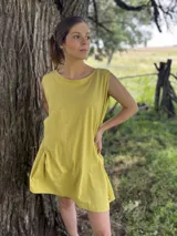 Vestido corto celeste de algodón, corte oversize y sin mangas.