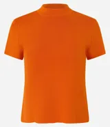 Blusa de punto texturizado color naranja, con cuello alto y mangas cortas, confeccionada en mezcla de viscosa y poliamida.