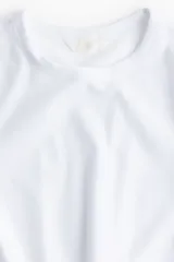 Remera entallada de manga larga y cuello redondo, confeccionada en punto de algodón.