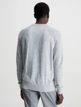 Sweater de hombre Calvin Klein de tejido space dye, color gris jaspeado. Presenta cuello redondo, puños y bajo de canalé, y corte regular.