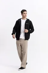 Campera de algodón con cierre frontal, capucha ajustable con cordones y bolsillos laterales. Presenta un diseño liso en color bordó con estampa pequeña en el pecho y gráfica en la espalda.