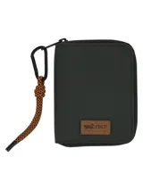 Billetera color verde militar de poliéster reciclado resistente al agua, con cierre perimetral, parche de cuero sintético con logo grabado de la marca RKF y llavero mosquetón con cordón estampado en negro y naranja.