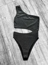 Body negro brillante de una sola manga con abertura en la cintura.