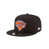 Gorro negro de visera plana con el logo de los New York Knicks bordado en el frente y el logo de New Era bordado en el lateral.