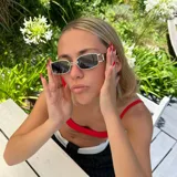 Lentes de sol con marco rectangular de estilo moderno y minimalista, con protección UV400.