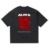 Remera negra de algodón con estampa en la espalda de siluetas rojas y texto en blanco.