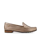 Mocasín de cuero color dorado, de corte clásico y elegante, con líneas simples y suela de goma.
