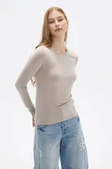 Remera azul marino de lyocell, de manga larga, corte ajustado y cuello redondo.