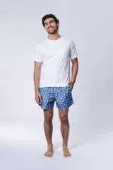 Short de baño celeste con estampado de corales blancos.