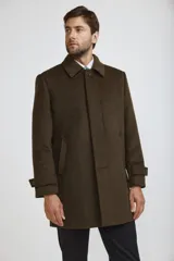 Abrigo tipo carcoat de corte clásico y estructura formal, en color azul marino. Presenta cierre frontal con botones, cuello camisero y bolsillos laterales. El interior cuenta con un forro oscuro con detalles en contraste.