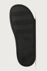 Sandalias de piel con acabado en gamuza, color gris, de diseño plano con plantilla anatómica. Cuenta con dos tiras anchas en el empeine ajustables mediante hebillas metálicas.