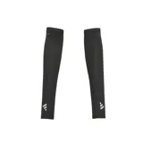 Par de mangas deportivas Adidas con tecnología Climacool, diseñadas para mejorar la circulación y absorber el sudor. Presentan un diseño ajustado en color negro con el logo de la marca en blanco.