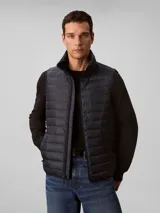 Chaleco acolchado tipo puffer de Calvin Klein, con cuello alto, cierre frontal con cremallera y diseño sin mangas.