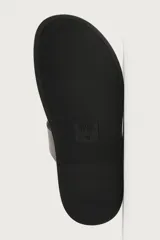 Sandalia plana para hombre de color verde militar, con diseño multitiras y sujeción para el dedo.