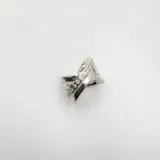 Anillo de plata 925 con diseño cruzado o entrelazado, con una banda central engastada con circonias brillantes.